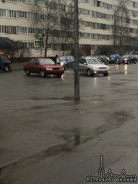 Opel ехал на зелёный по улице Демьяна Бедного на перекрёстке с Учительской