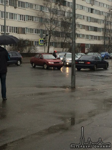 Opel ехал на зелёный по улице Демьяна Бедного на перекрёстке с Учительской