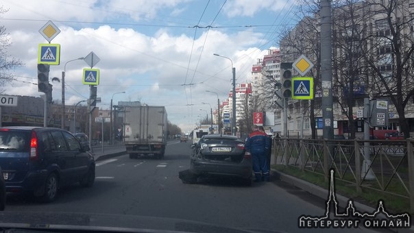 Поворот на ул. Краснопутиловская от пл.Конституции, Renault и грузовик, служб нет.