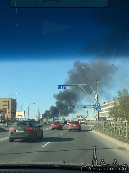 Фото сделано на Митрофаньевском шоссе в сторону Обводного . Что-то горит.