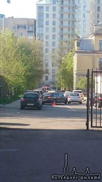 Заблокировали проезд по Оренбургской у дома 25, ГИБДД ещё нет.