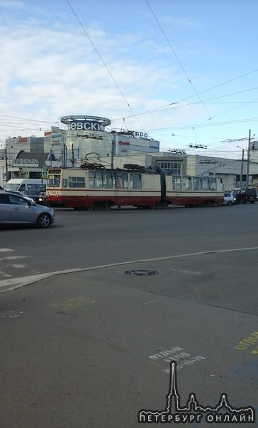 Станция метро "Улица Дыбенко", перекрёсток Дыбенко и Большевиков, сломался трамвай, уже собралась ог...