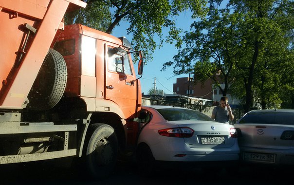 Камаз поймал Renault и Мазду на ул. Красина. Время на момент съемки 18-56.