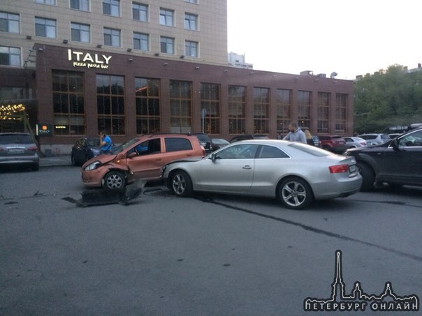 На парковке около гостиницы Россия, Ауди ушатал что-то маленькое на пл. Чернышевского