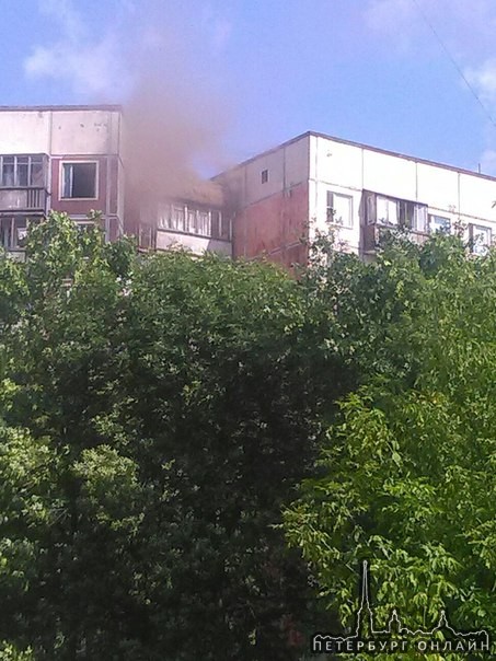Ул. Ак . Байкова, горит крыша балкона, 4 расчёта на месте, возгорание квартиры на 9 этаже