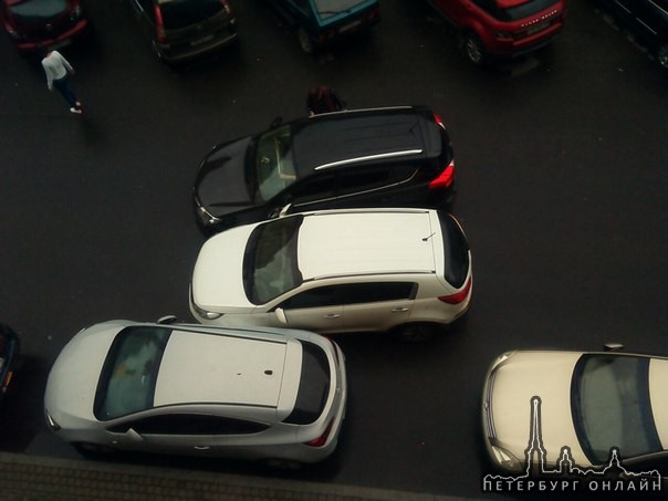 15-00 Большая Московская - дама на черной машине отъезжала, будучи припаркованной вторым рядом, дама...