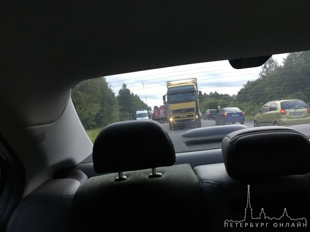 Снова авария на талинском шоссе , 1 машина в кювете , достали оттуда человека, движение затруднено ,...
