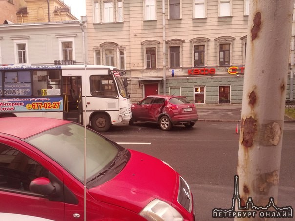 Маршрутка и Ниссан жук не поделили дорогу на улице Чайковского