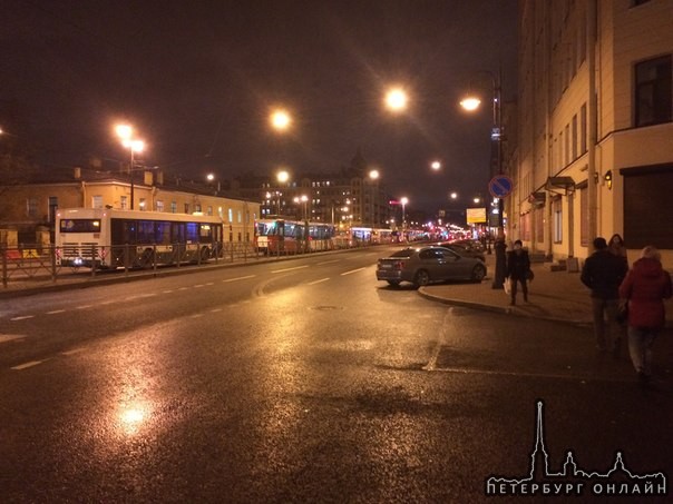 Сбили человека на пешеходном переходе у станции метро Обводный канал, Образовалась пробка из 30 трам...