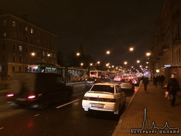 Сбили человека на пешеходном переходе у станции метро Обводный канал, Образовалась пробка из 30 трам...