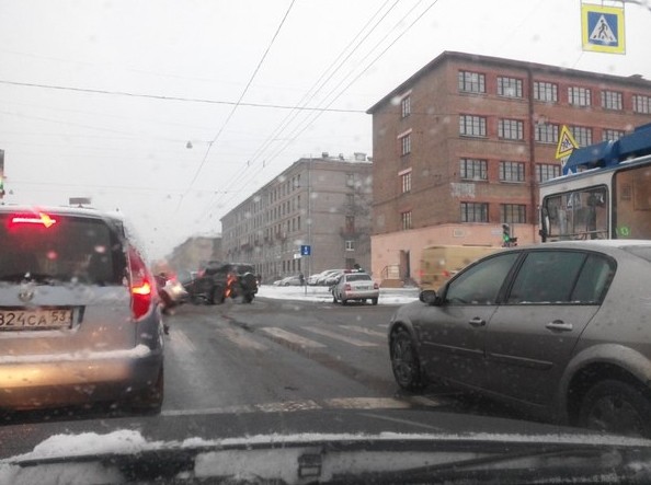 На пересечении Кантемировской и Харченко столкнулись 3 машины, включая Приору ДПС