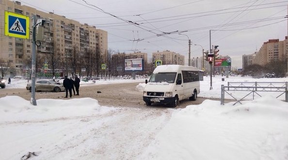 Авария на пересечении Богатырского и Серебристого. Серебристый полностью перегородила машина.
