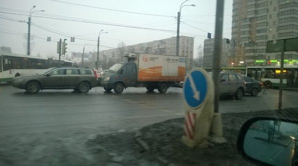 Три аварии на перекрестке Пр. Славы и Бухарестской улицы