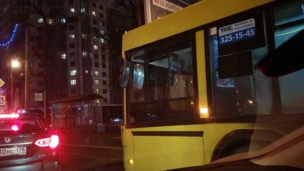 На Савушкина перед Торфяной трамвай и автобус устроили коллапс. Две легковушки прямо на перекрестке ...