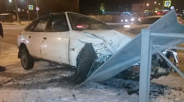 На Фучика Софийской москвич после столкновения с другим автомобилем влетел в знак на разделительн...
