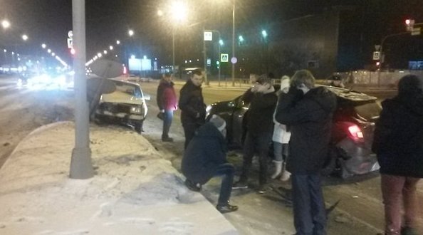На Фучика Софийской москвич после столкновения с другим автомобилем влетел в знак на разделительн...