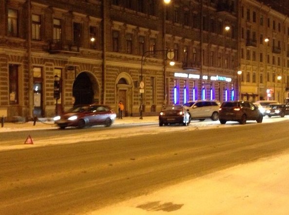 На перекрёстке Литейный проспект / Фурштадтская улица каким-то чудным образом столкнулись два автомо...