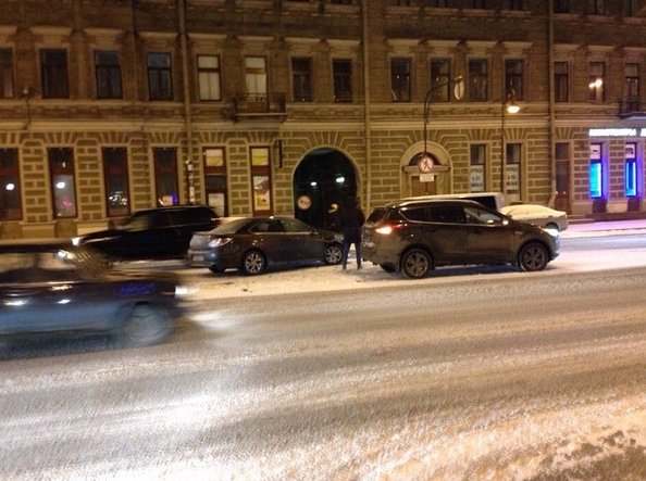 На перекрёстке Литейный проспект / Фурштадтская улица каким-то чудным образом столкнулись два автомо...