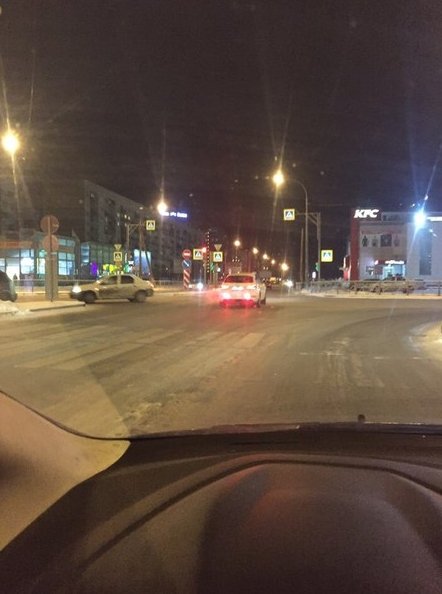 В городе Колпино, нехороший водитель на белой Audi проскочил перекрёсток Тверской и Оборонной на кр...