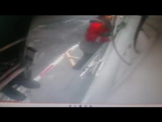Человек , меняющий ртутные лампы на АЗС Лукойл на КАДе, упал с лестницы. 08.02.2017