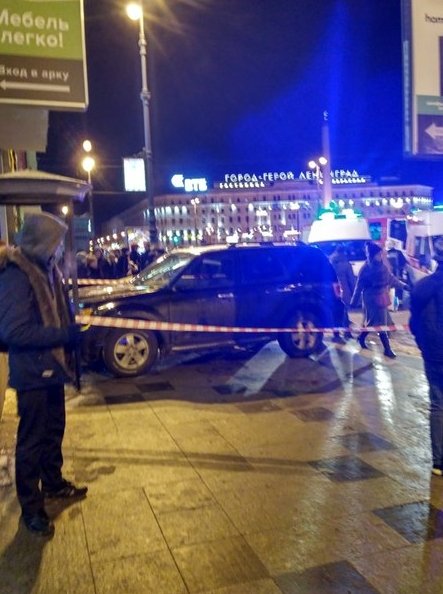 На пешеходном переходе на Лиговском проспекте к Московскому вокзалу.мужчина въехал в толпу пешеходов...