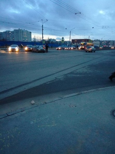 Из-за ДТП на улице Дыбенко трамваи встали в обе стороны!! Водители ждут дпс..