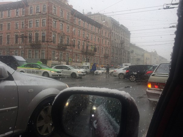 Не работает светофор на перекрёстке Невского и Литейного!!! И человек с большой гражданской ответств...