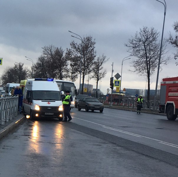 Авария из 3х машин на Пулковском шоссе, напротив ТРЦ Лето.