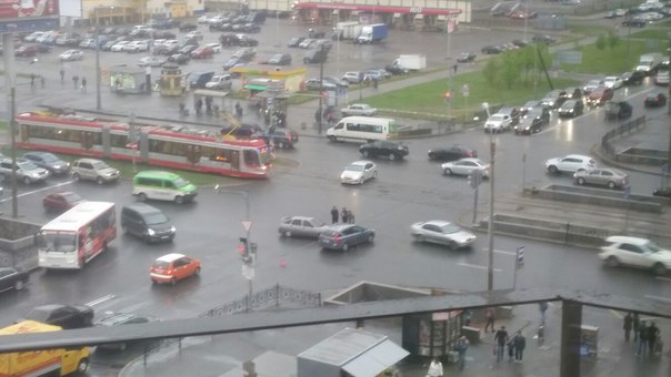 Двойное ДТП на углу Савушкина и Яхтенной. Трамваи стоят. Одна машина уже уехала.