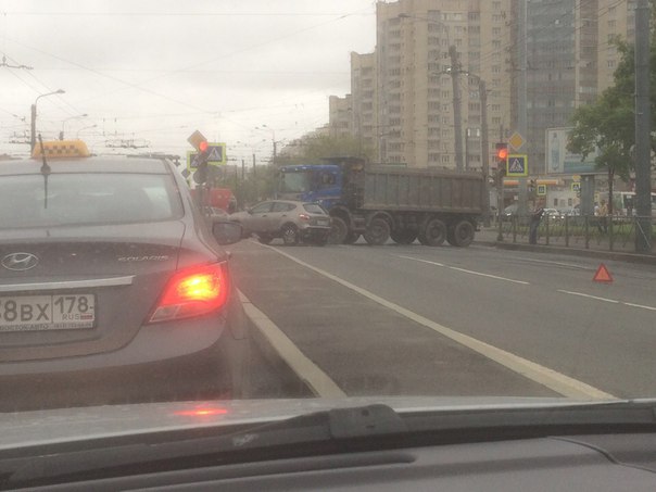 Грузовик Скания дал угла по Жукова перед перекрестком с Ленинским проспектом и задел Nissan Кашкай