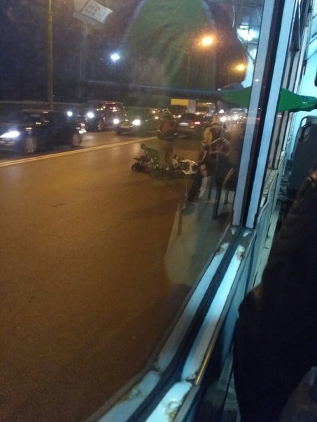 На Невском путепроводе мотоциклист врезался в автобус 56 маршрута в сторону пр.Славы