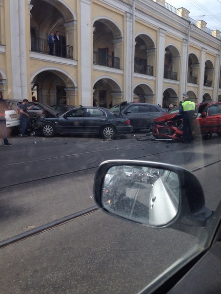 6 машин пострадали в ДТП на Садовой улице.