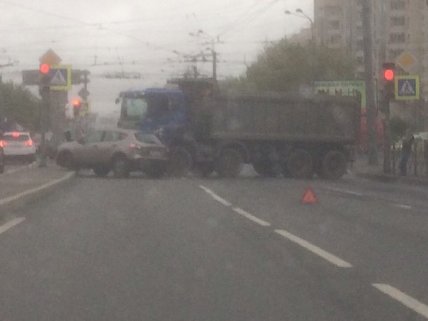 Грузовик Скания дал угла по Жукова перед перекрестком с Ленинским проспектом и задел Nissan Кашкай