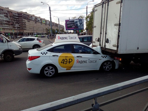Машина Яндекс Такси залезла под Фургон у метро Международная