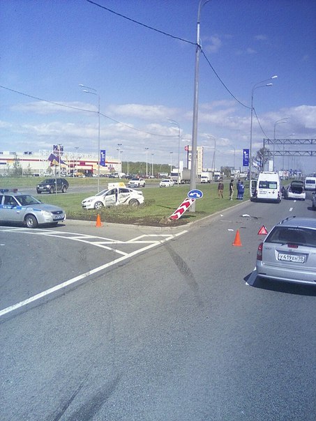 Hyundai отправил Яндекс такси на газон около поста на Пулковском шоссе