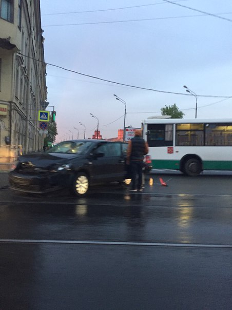 Дтп с такси на перекрестке Старо-Петергофского и Обводного