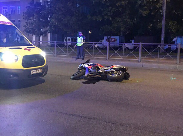 Сбили мотоциклиста на Заневском проспекте 28 перед перекрестком с ул. Шаумяна в сторону пл.Ал.Невск...