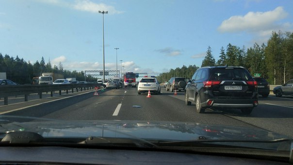 Hyundai догнал Шкоду на внешнем кольце, перед Колтушским шоссе,