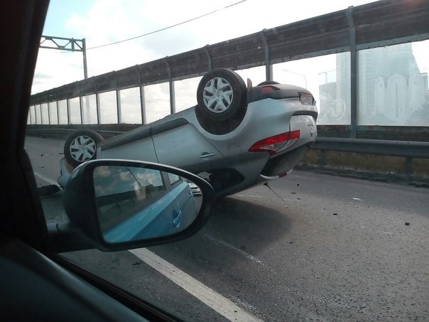 На Московском шоссе, сразу за КАД-ом, Renault лежит на крыше, а из фуры течет солярка.