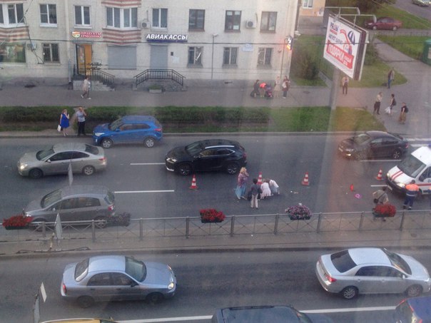 На Заневском Проспекте, после перекрёстка с Шаумяна, сбили человека. Живой, погрузили в скорую.