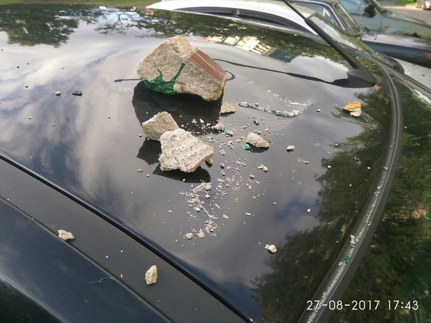 Вчера по адресу пр. Кузнецова д.21 с 16:20 до 16:40.Кто-то сбросил камни на автомобиль. Там только ж...