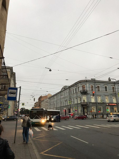 Стоят трамваи на пересечении Лермонтовского и Садовой.