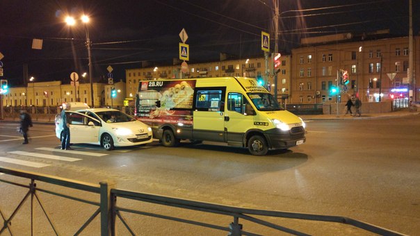На Обводном возле "Варшавского экспресса", маршрутку задели на переходе