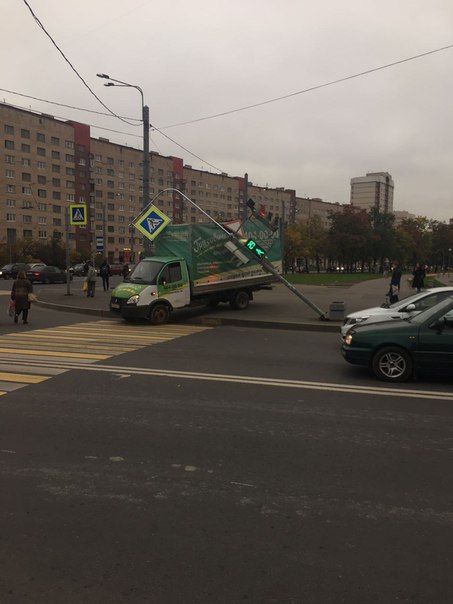 У перекрестка проспекта Ветеранов и улицы Корзуна на Газель упал светофор.