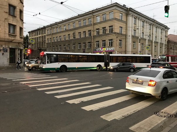 Стоят трамваи на пересечении Лермонтовского и Садовой.
