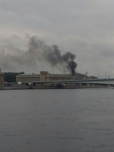 Что-то горит за мостом Александра Невского, в районе Ладожской