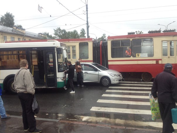 Серебристый Solaris протаранил 176 автобус и влетел в 9 трамвай на Перекрёстке Науки и Гражданского,