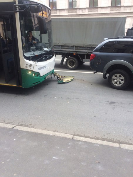 На улице Глинки Митсубиси подрезал автобус,собирается пробка.