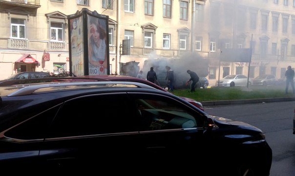 На Малом проспекте в районе 6 7 линии Васильевского острова горит машина ,что-то похожее на ЗИЛ, люд...