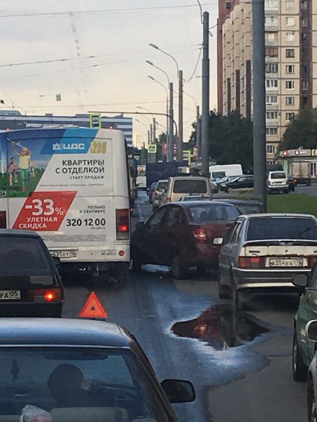 «Лада гранта» и автобус #239 устроили ДТП на Шлиссельбургском проспекте